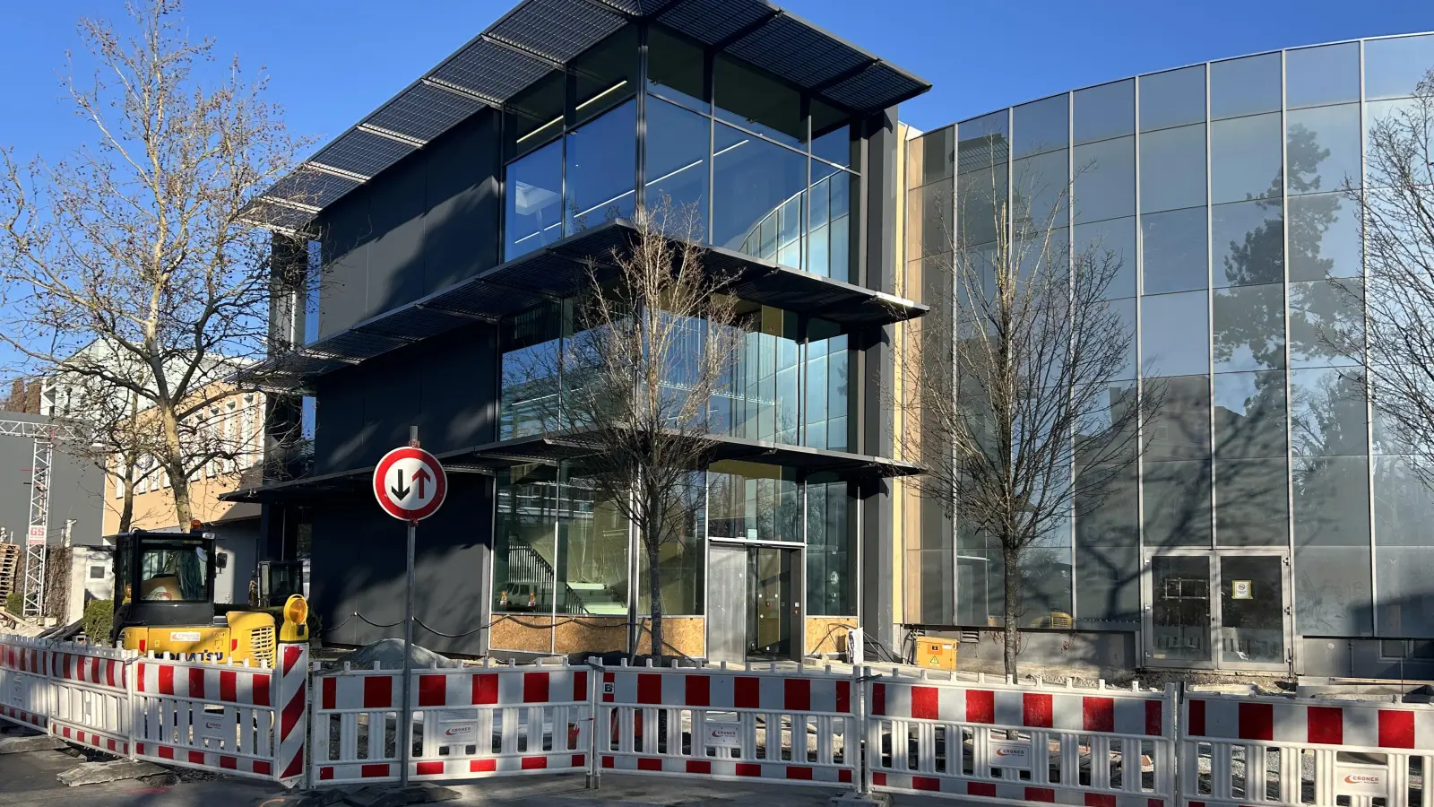 Das südliche Treppenhaus wird von Licht durchflutet. Künftig ist das der direkte Eingang zu den neuen Hochschulräumen. (Foto: Florian Pöhlmann)