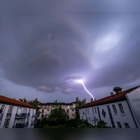 Ein Gewitter über einer Wohnsiedlung. (Symbolbild) (Foto: Lino Mirgeler/dpa)
