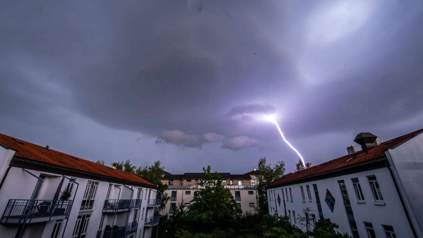 Ein Gewitter über einer Wohnsiedlung. (Symbolbild) (Foto: Lino Mirgeler/dpa)