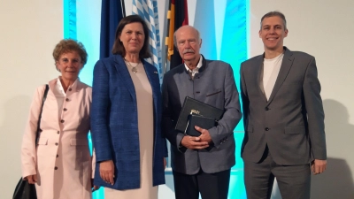 Dr. Karl-Heinz Röhlin (2. von rechts) erhielt von Landtagspräsidentin Ilse Aigner den Bayerischen Verfassungsorden überreicht. Mit dabei waren in München seine Frau Ruth und sein Sohn Gunther. (Foto: privat)