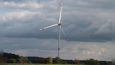Das Strüther Windrad soll im kommenden Jahr Gesellschaft von zwei weiteren Anlagen bekommen. Eines soll auf Ansbacher, eines auf Lehrberger Grund stehen. (Foto: Robert Maurer)