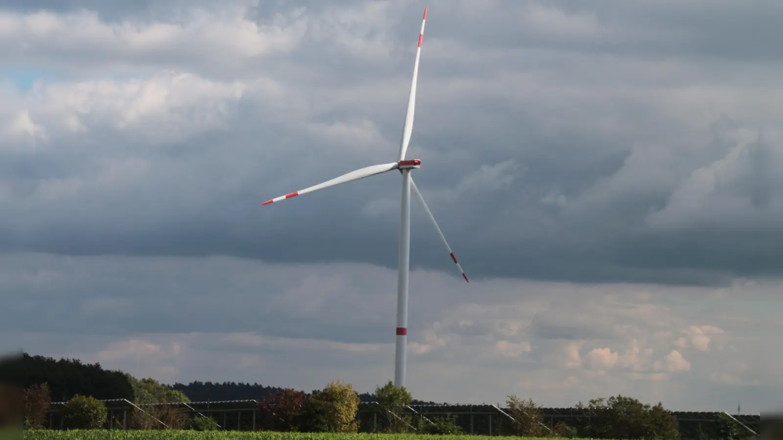 Das Strüther Windrad soll im kommenden Jahr Gesellschaft von zwei weiteren Anlagen bekommen. Eines soll auf Ansbacher, eines auf Lehrberger Grund stehen. (Foto: Robert Maurer)