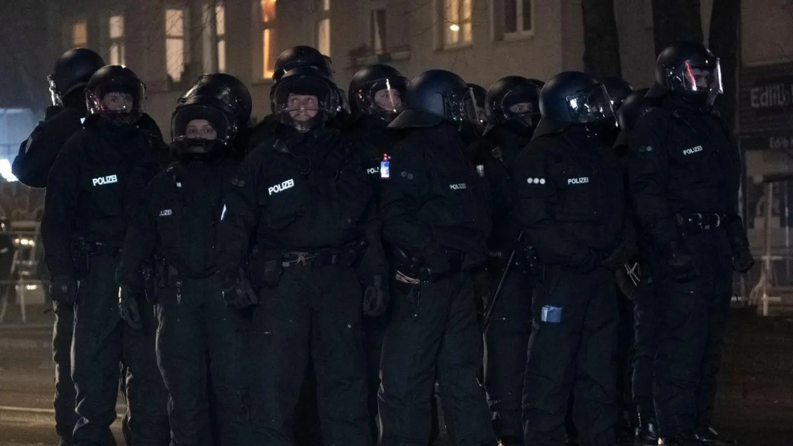 Polizeibeamte auf der Sonnenallee. (Foto: Paul Zinken/dpa)