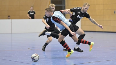 Eine Szene vom Vorjahresfinale, in dem der FC Dombühl (vorne Sebastian Geißler) den TuS Feuchtwangen (rechts Steven Bartels) besiegte. (Foto: Martin Rügner)