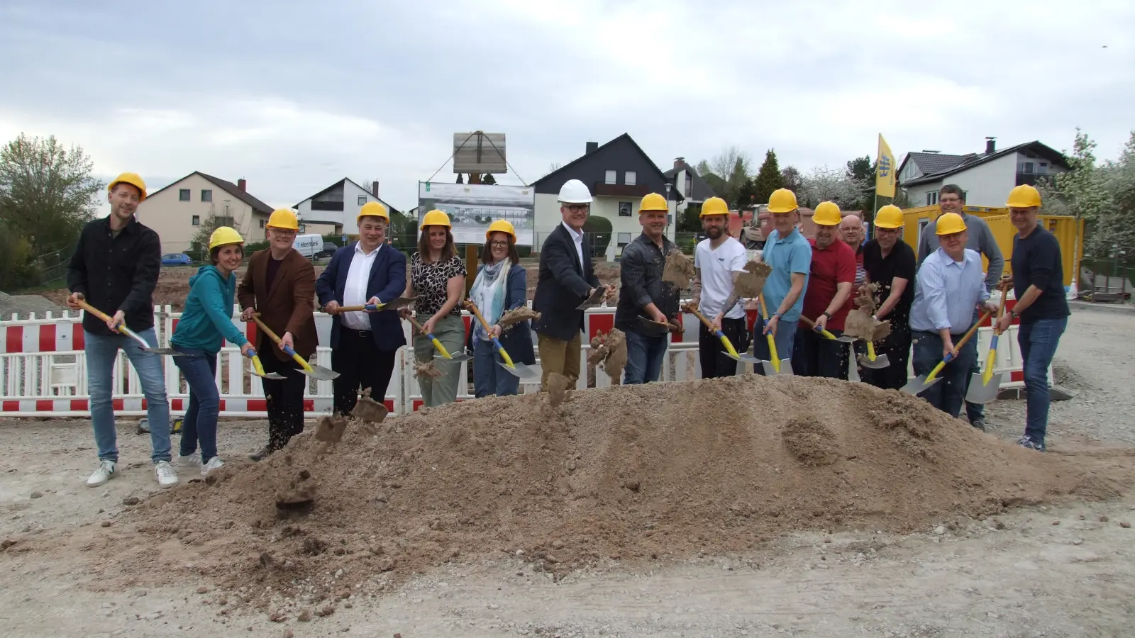 Viele Hände packen bei dem Projekt nicht nur beim Spatenstich an. Die Stadt arbeitet für die neue Kita eng mit der evangelischen Kirchengemeinde zusammen.  (Foto: Jasmin Kiendl)