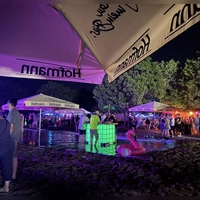 Nur echt mit Strandbar und der entsprechenden Illumination: Die Beach-Party in Markt Erlbach  (Foto: Dr. Birgit Kreß)