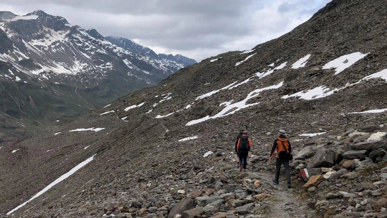 Eine Kleinmaschine auf dem Weg nach Deutschland ist verschollen. Das letzte Signal kam aus dem Ötztal. (Foto: Ute Wessels/dpa)