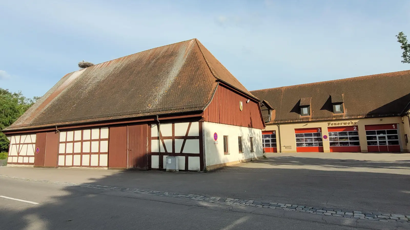 Der Bauhof in Burgbernheim ist derzeit noch auf mehrere Standorte verteilt. Auch diese Scheune neben der Feuerwehr an der Rothenburger Straße wird von den Mitarbeitern genutzt. (Foto: Nina Daebel)