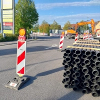 Derzeit wird der Bahnübergang in der Oberntiefer Straße in Bad Windsheim saniert. Noch geklärt werden muss, wo auf der Fahrbahn eine Querungshilfe für Fußgängerinnen und Fußgänger angebracht wird. (Foto: Katrin Merklein)