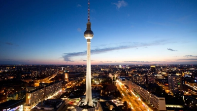 Weithin sichtbar: der Fernsehturm in Berlin-Mitte, ein Wahrzeichen der Hauptstadt.  (Foto: Kay Nietfeld/dpa/dpa-tmn)