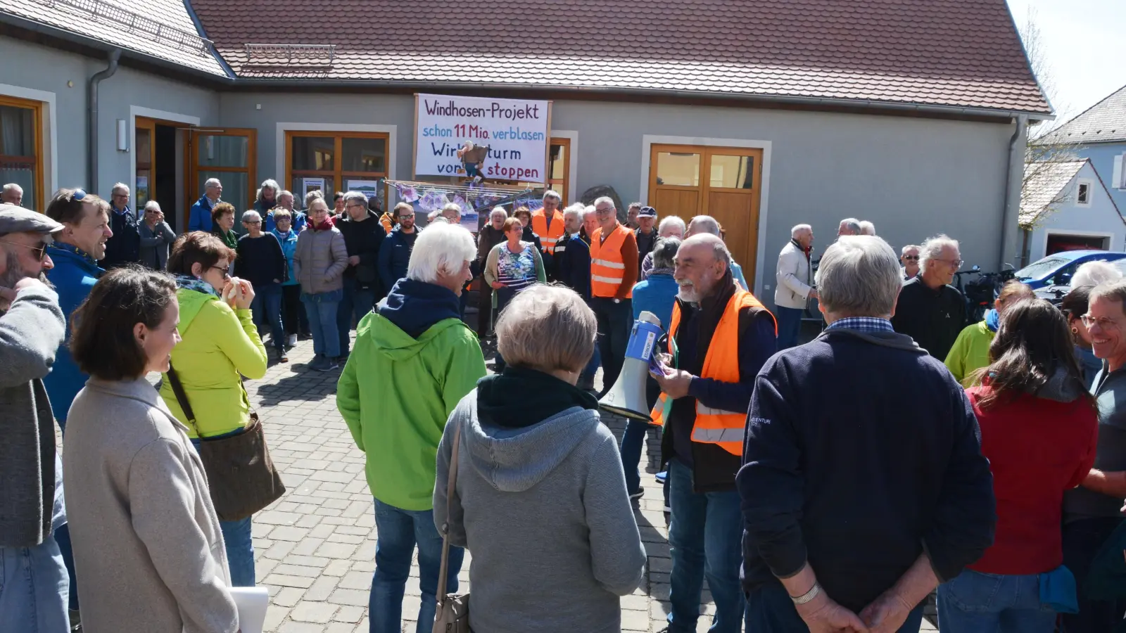 Gut 100 Personen trafen sich zum diesjährigen Ostermarsch am Dorfgemeinschaftshaus in Breitenau, mit dabei Barbara Metz (2. v. li.), die Bundesgeschäftsführerin der Deutschen Umwelthilfe, und Vorstand Gerhard Binder (mittig mit Megafon). (Foto: Peter Tippl)