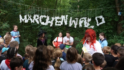 Die Märchenhexe vermisst ihre Lebkuchendeko. Ob da eine rot-perückte Bäckerin helfen kann? (Foto: Andrea Walke)