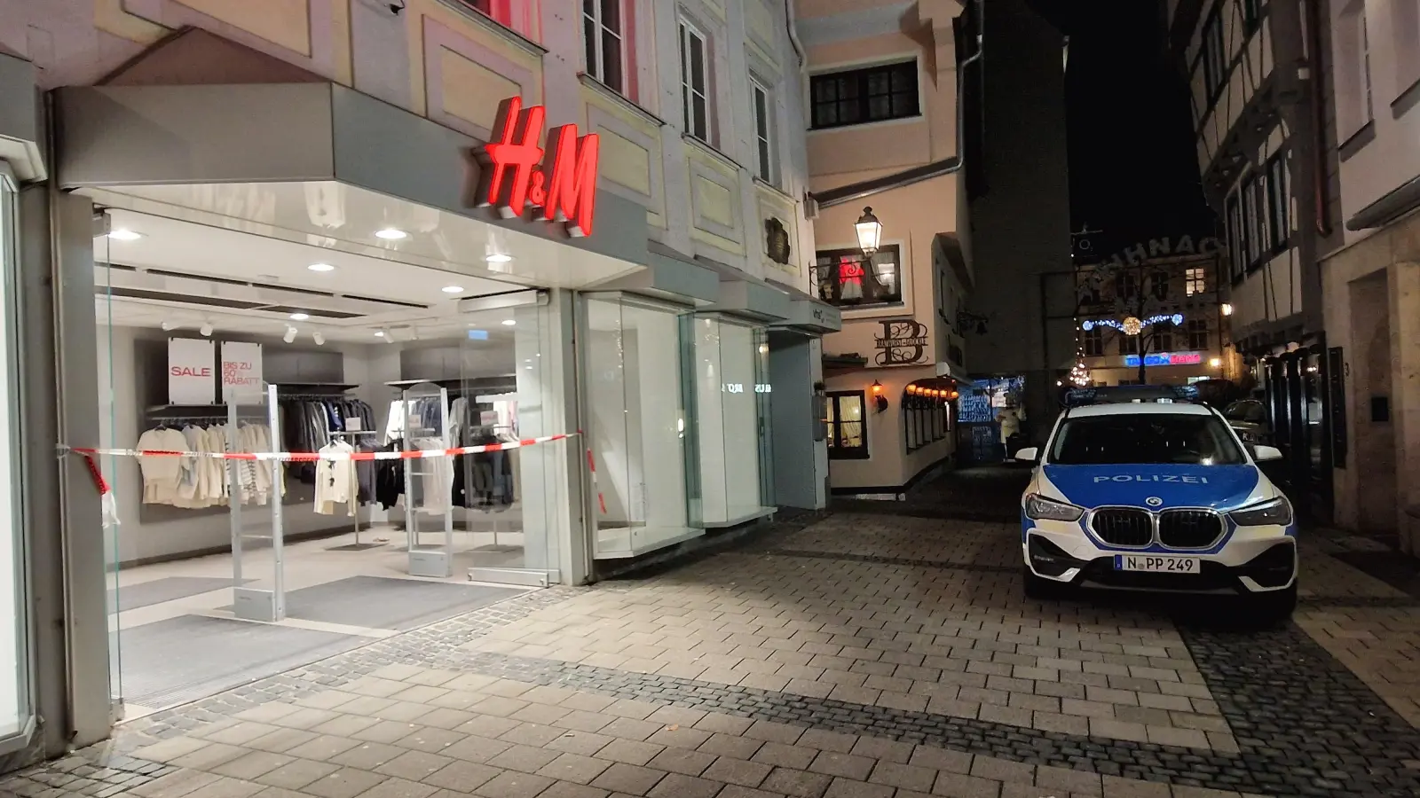 Nach einem Überfall auf den H&amp;M in der Ansbacher Innenstadt hat die Polizei Verdächtige gefasst. (Foto: Andrea Walke)