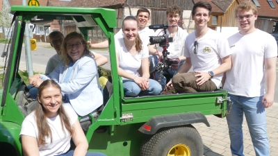 Viel Spaß hatte Gabi Schmidt beim Filmdreh mit Mitgliedern der Landjugend Kaubenheim-Berolzheim. (Foto: Helmut Meixner)
