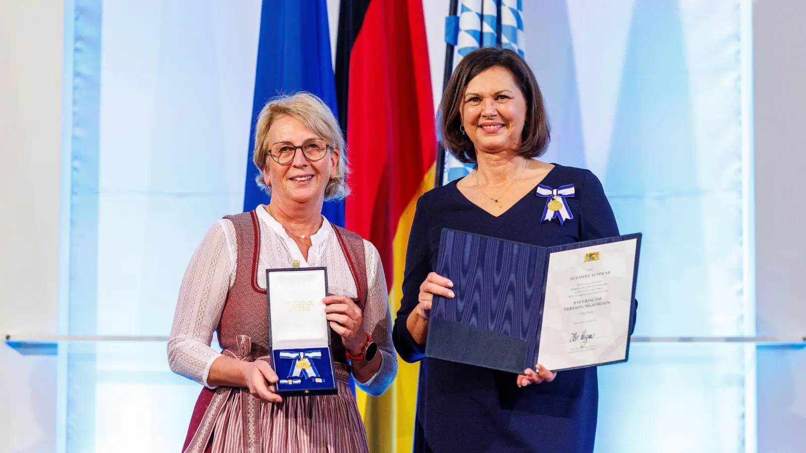 Ilse Aigner (rechts), Präsidentin des Bayerischen Landtags, ehrt die Unternehmerfrau Susanne Schwab aus Weihenzell-Haasgang. (Foto: Foto: Matthias Balk/Bayerischer Landtag)