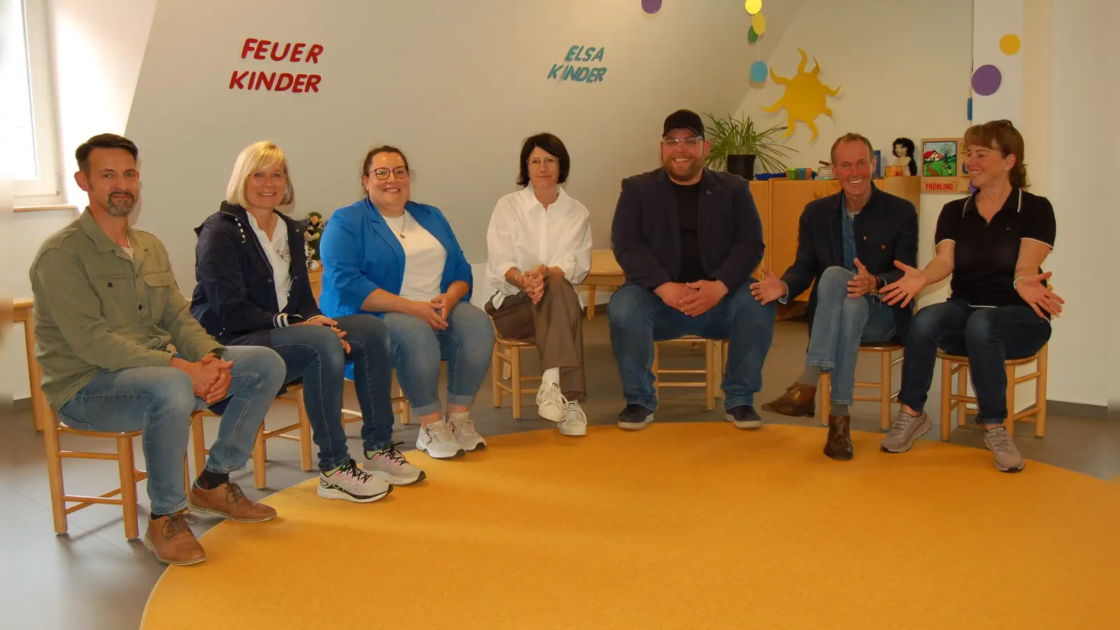 Testeten bei der Besichtigung der frisch sanierten Räume das Mobiliar für die Kinder (von links): Daniel Biewald und Monika Schneider vom Architekturbüro, Lara Potdevin vom evangelischen Verwaltungszweckverband, Kita-Leiterin Heike Ungerer, geschäftsführender Pfarrer Johannes Sichert, OB Dr. Christoph Hammer und Bürgermeisterin Nora Engelhard. (Foto: Markus Weinzierl)