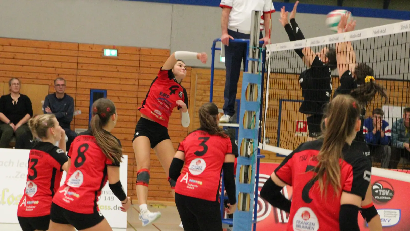 Norina Weiß vom TSV Ansbach beim Angriff. (Foto: Norbert Dietrich)