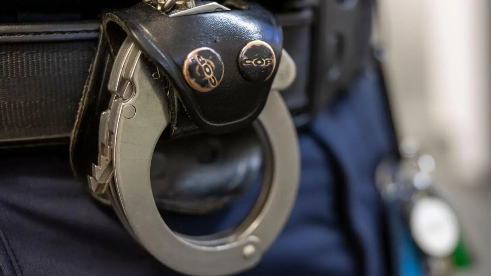 Ein Mann wurde vorläufig festgenommen. (Symbolbild) (Foto: Peter Kneffel/dpa)