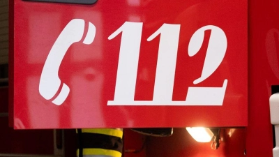 Auch die Feuerwehr war wegen des Gefahrgut-Unfalls im Einsatz. (Symbolbild) (Foto: Niklas Treppner/dpa)