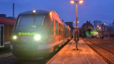 In Westmittelfranken Schlusslicht, aber bayernweit überdurchschnittlich? Die Bahnhöfe in Markt Erlbach brachten die Bürgermeisterin und den Landtagsabgeordneten in Aktion. (Archivbild: Johannes Hirschlach)