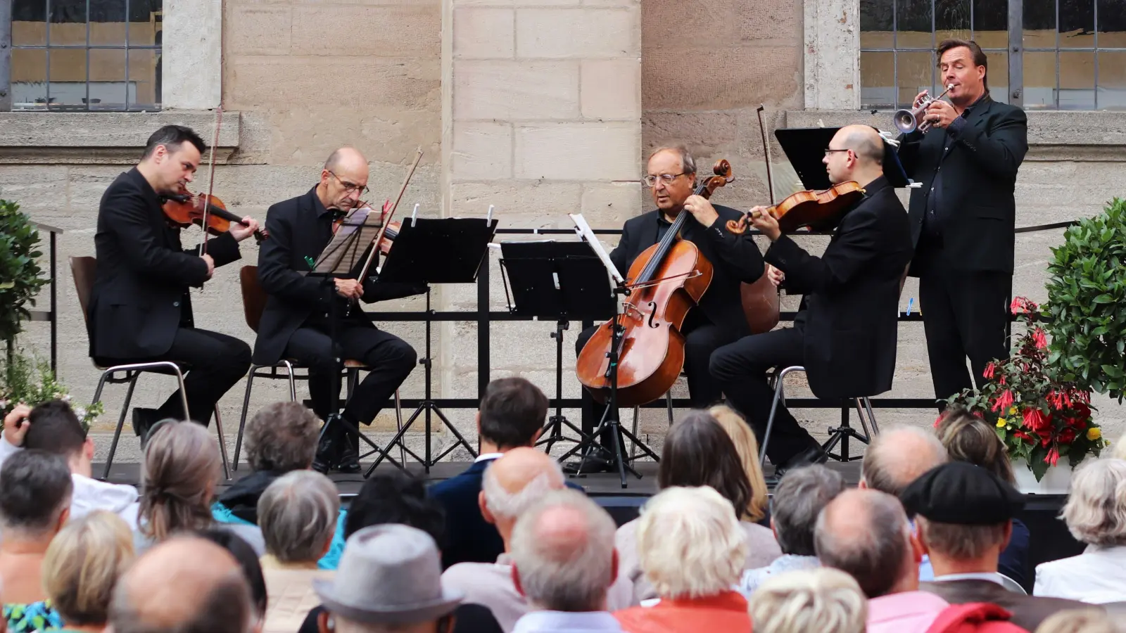 Das Bamberger Streichquartett – hier mit Trompeter Markus Mester im Jahr 2023 – trat schon mehrmals im Zuge der Stadtkultur-Reihe auf.  (Archivbild: Gabriele Graßl)