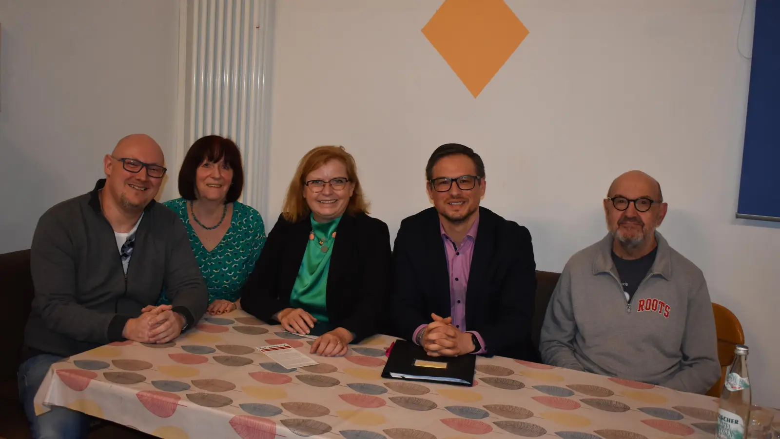 Die bayerische Ehrenamtsbeauftragte Gabi Schmidt von den Freien Wählern (Mitte) und ihr CSU-Landtagskollege Werner Stieglitz (Zweiter von rechts) besuchten den Tafelladen in Neustadt. Thomas Nicol (links), Elfriede Trapp und Horst Winkler informierten über die Arbeit der Aischgründer Tafel. (Foto: Ute Niephaus)