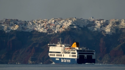 Auf Santorini stehen viele Häuser direkt am Kraterrand. Das kann bei einem starken Erdbeben zum Problem werden. (Archivbild) (Foto: Petros Giannakouris/AP/dpa)