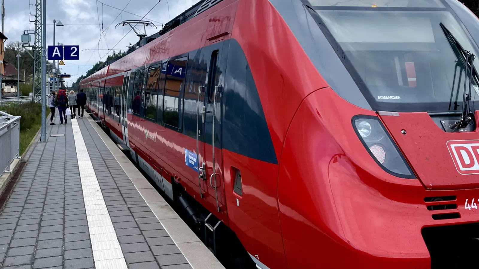 Die Züge aus Nürnberg wie hier die S-Bahn-Linie 4 enden derzeit im Bahnhof Wicklesgreuth,  (Foto: Thomas Wirth)