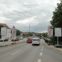 Ab Montag wird's hier einspurig. Noch sind die Umleitungsschilder nicht aktiviert. (Foto: Winfried Vennemann)