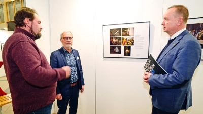 Tauschten sich über die ausgestellten Werke aus (von links): Wolfgang Grebenhof, stellvertretender BJV-Vorsitzender, Brücken-Center-Chef Andreas Schmid und Oberbürgermeister Thomas Deffner. (Foto: Jim Albright)