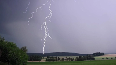 Ein Blitz zuckt bei einem Sommergewitter am Himmel über dem Ostalbkreis in Baden-Württemberg. (Foto: Marius Bulling/dpa)