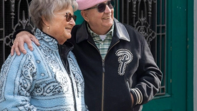 Angela und Alojz Abram wollen unter anderem älteren Menschen zeigen, dass es nie zu spät ist für Veränderung.  (Foto: Helmut Fricke/dpa)