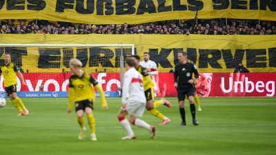 Der Fan-Protest hatte auch Auswirkung auf das Spiel in Dortmund. (Foto: Bernd Thissen/dpa)