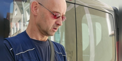 Jürgen Reininger ist einer von drei Mitarbeitern bei der kommunalen Verkehrsüberwachung in Neustadt. Zehn bis 15 Kilometer läuft er täglich durch die Stadt. (Foto: Ulli Ganter)