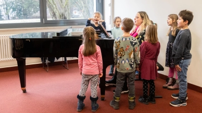 Bei den Klangfängern in Windsbach, dem Nachwuchschor, probt die Leiterin Veronika Kwapil schon mit gemischten Gruppen. (Foto: Luca Paul)