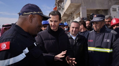 Syriens Präsident Baschar al-Assad (2.v.l.) beim Besuch von Vierteln in Aleppo, die von den Erdbeben betroffen sind. (Foto: SANA/dpa)