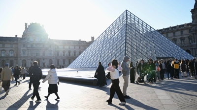 Für wenige Minuten hing im Louvre ein Bild, das zwei Tiktoker dort kurzerhand angebracht haben. (Archivbild) (Foto: Emma Da Silva/AP/dpa)