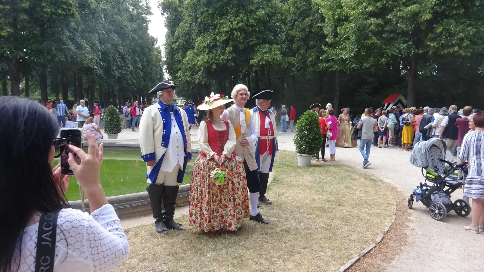 So „wild“ zeigte sich der Markgraf nicht: Vielmehr waren Carl Wilhelm Friedrich (Zweiter von rechts) und die preußische Königstochter Friederike Luise ein vielgefragtes Fotomotiv bei den Besuchern im Hofgarten. (Foto: Florian Pöhlmann)