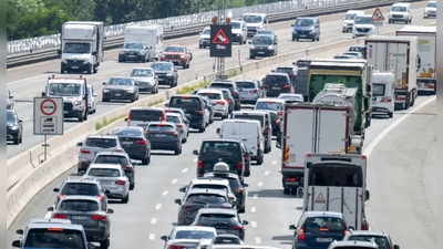 Besonders zu Beginn der Sommerferien ist die Staugefahr auf bayerischen Autobahnen groß. (Archivbild) (Foto: Pia Bayer/dpa)
