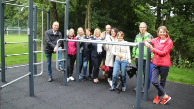 Oberbürgermeister Thomas Deffner (li.) und Bürgermeisterin Elke Homm-Vogel (re.) haben die neue Calisthenics-Anlage in der Rettistraße zusammen mit Mitarbeitern der Verwaltung und den Sponsoren offiziell ihrer Bestimmung übergeben. (Foto: Robert Maurer)