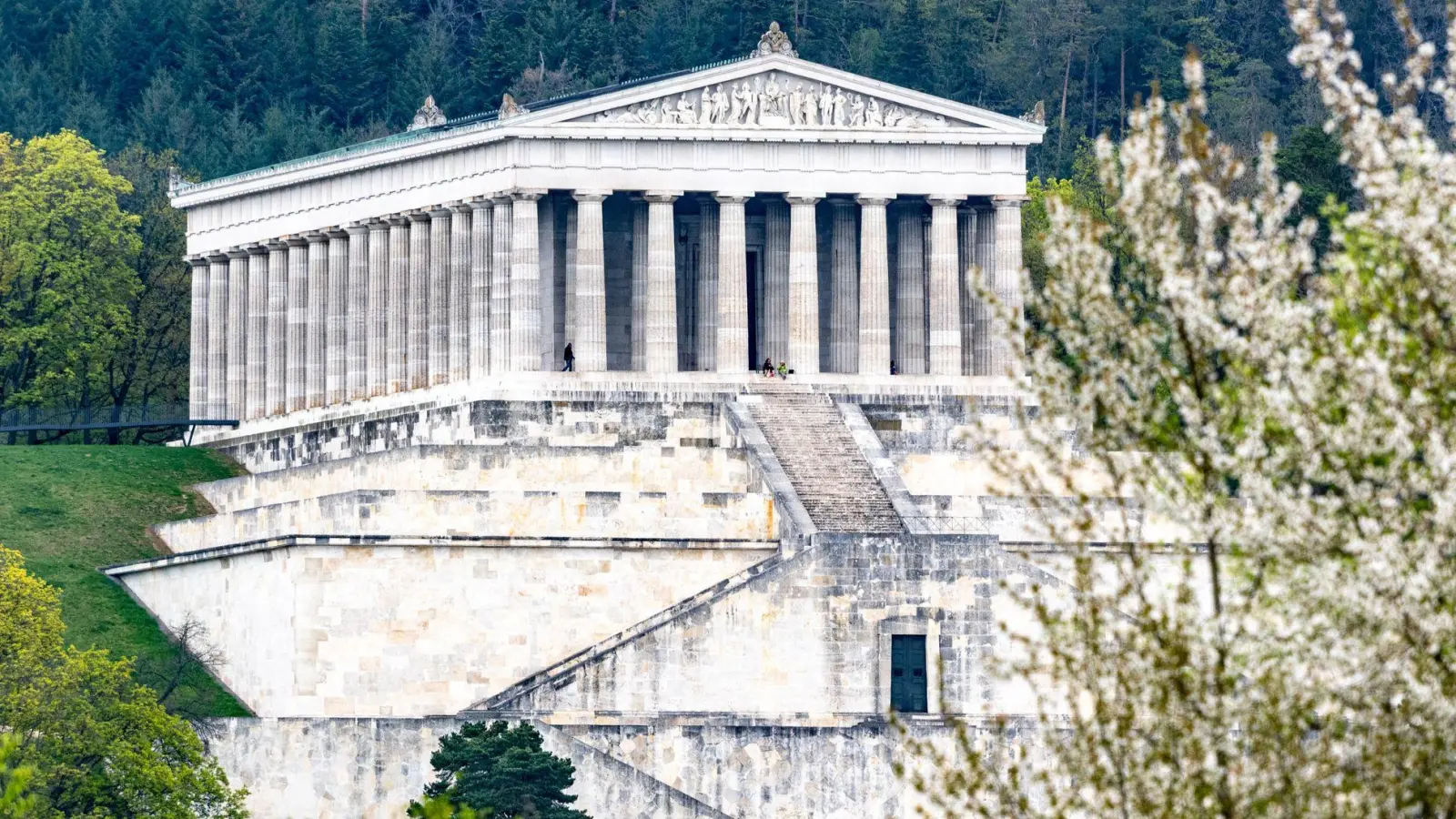 Der Ruhmestempel Walhalla an der Donau unweit von Regensburg soll ein neues Besucherzentrum erhalten. (Archivfoto) (Foto: Armin Weigel/dpa)