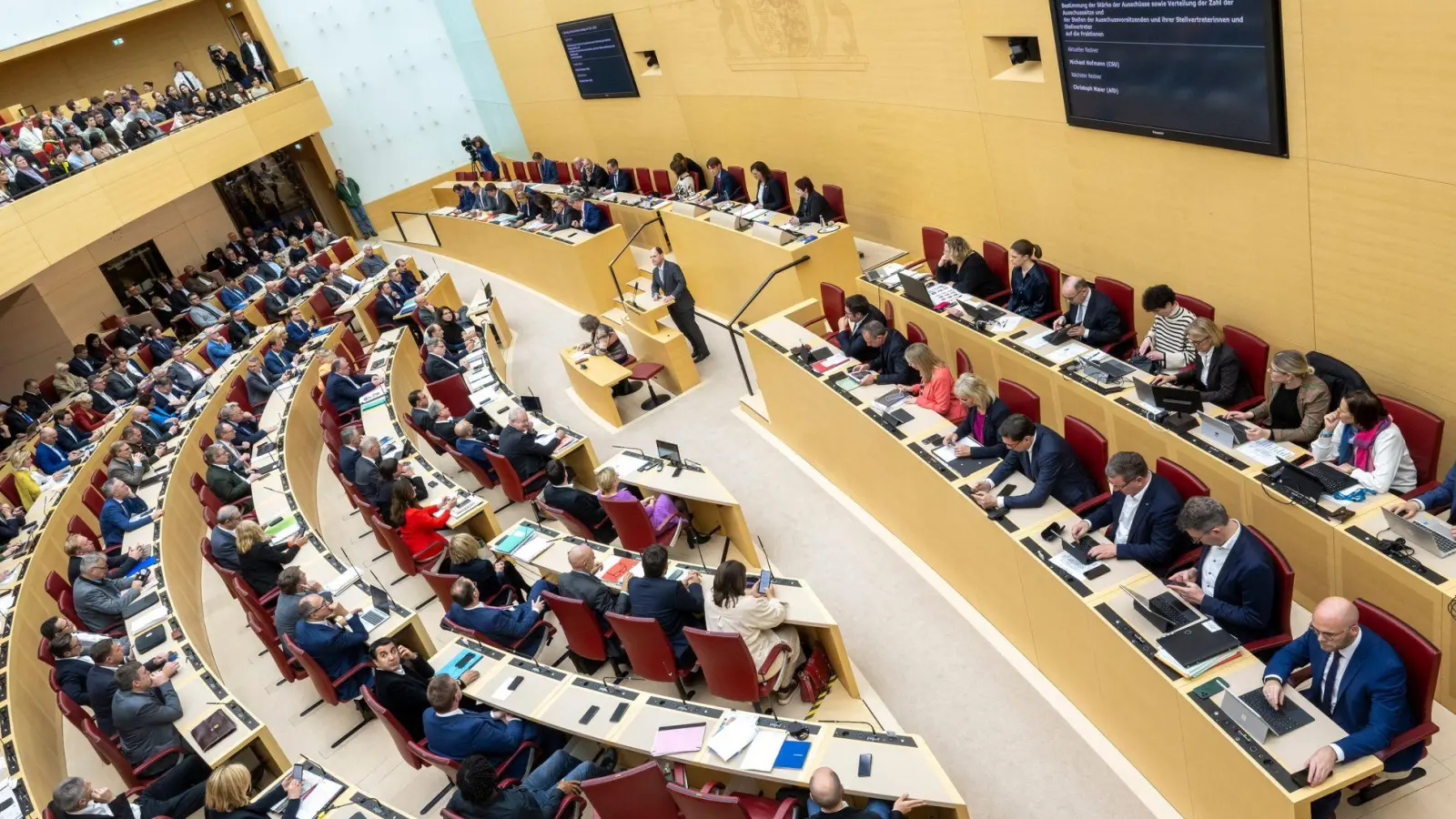 Nach einer aktuellen Umfrage würde die CSU-Fraktion im bayerischen Landtag wieder deutlich größer, dafür müssten die mitregierenden Freien Wähler den Gürtel enger schnallen. (Archivbild) (Foto: Peter Kneffel/dpa)