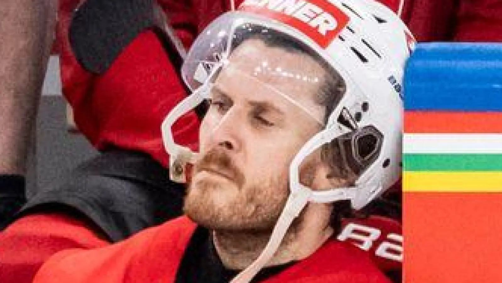 Die Schweiz um Kapitän Roman Josi (l) trauert nach dem verlorenen WM-Finale gegen Finnland. (Foto: Claudio Thoma/KEYSTONE/dpa)