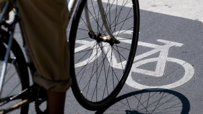 Eine 30-jährige Radfahrerin stürzte in Bad Windsheim, nachdem sie von einem Autofahrer geschnitten wurde. (Symbolbild: Sven Hoppe/dpa)