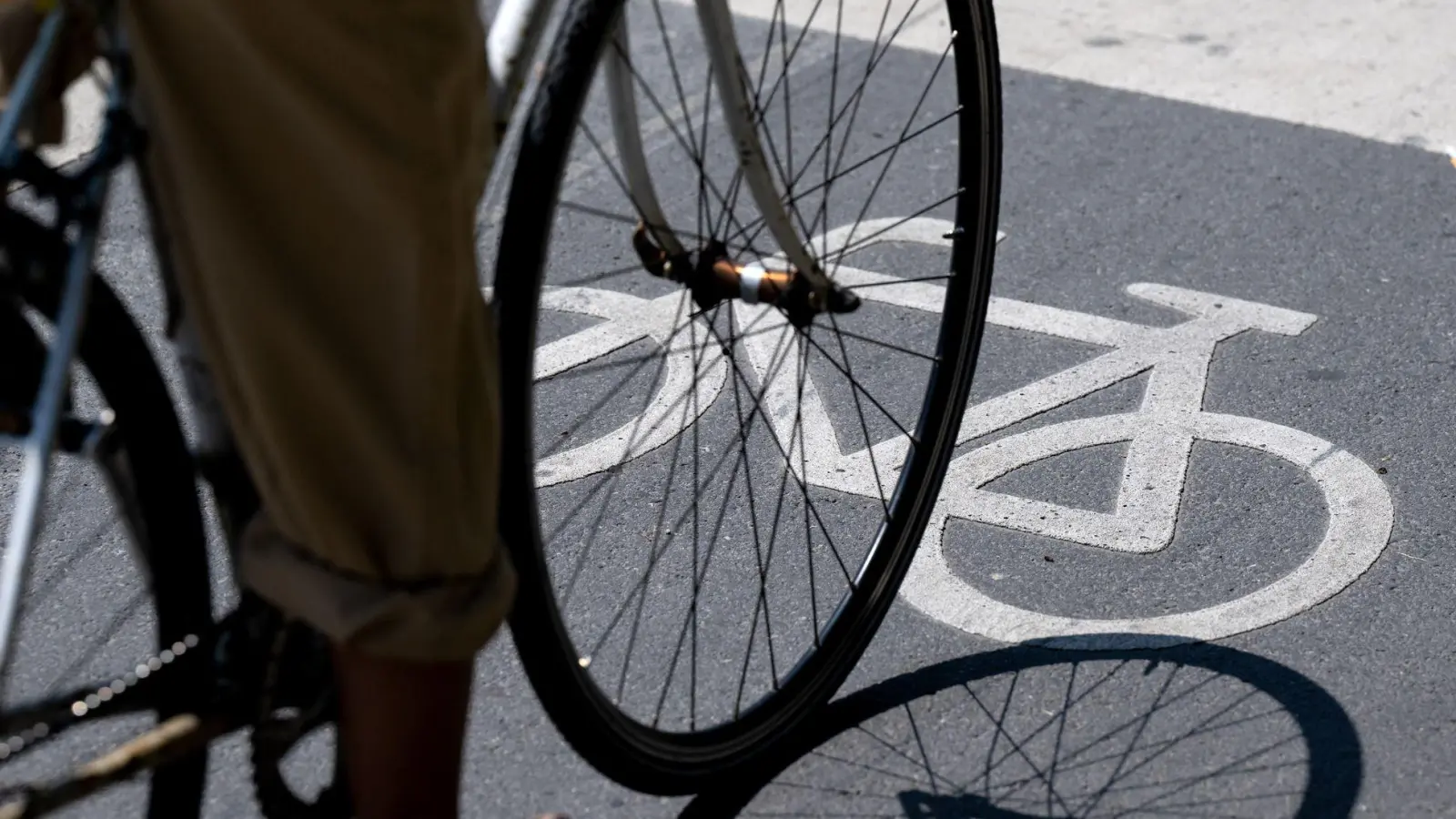 Ein 20-Jähriger stürzte in Dinkelsbühl schwer von seinem Fahrrad. (Symbolbild: Sven Hoppe/dpa)