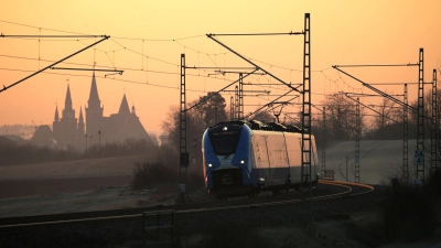Der Regionalverkehr auf der Strecke Würzburg–Treuchtlingen, hier bei Ansbach, ist im Herbst 2025 von zahlreichen Baustellen geprägt. (Foto: Johannes Hirschlach)