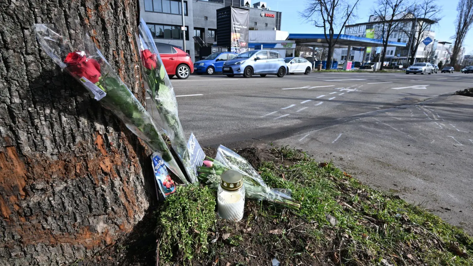 An der Unfallstelle haben Menschen Blumen und eine Kerze abgelegt. (Foto: Bernd Weißbrod/dpa)