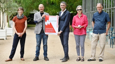 Kulturreferentin Nadja Wilhelm, die Organisatoren Johannes Vetter und Ihsan Alisan sowie Elisabeth Meisel und Hans Ruppert vom Kulturforum Ansbach (von links) bei den Vorbereitungen der Ansbach Contemporary 2022. Nun hat sich die Stadt aus dem Vorzeigeprojekt zurückgezogen. (Archivfoto: Jim Albright)