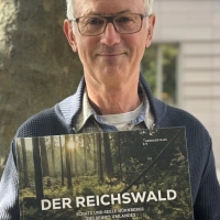 Der Fotograf Gerhard Illig mit seinem druckfrischen Bildband über den Nürnberger Reichswald.  (Foto: Lara Hausleitner)