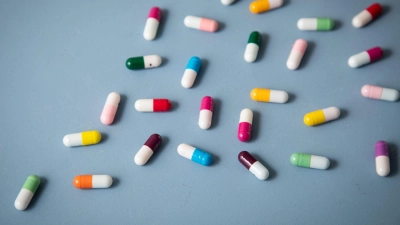 Nährstoff-Booster oder unnötiges Risiko? Die größte Gefahr bei der Einnahme von Nahrungsergänzungsmitteln ist die unkontrollierte Dosierung.  (Foto: Christin Klose/dpa-tmn)